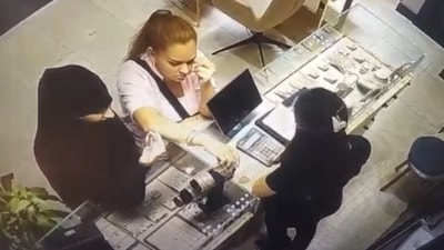 Balıkesir'de kuyumcuda tırnakçılık yöntemiyle hırsızlık kameraya yansıdı
