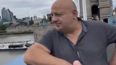 Londra'yı gezen adam Tower Bridge manzarasını beğenmedi