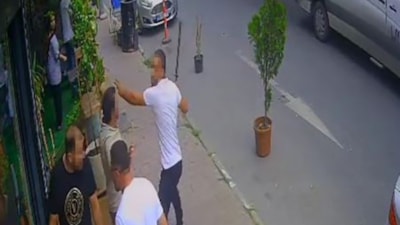 İstanbul'da telefonunu tamire verdi: Demir sopayla dövmeye geldi