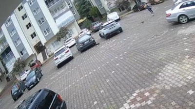 Bursa'da dakikalarca yavru kedilerden kaçtı: Kurtulmak için çantayı bıraktı