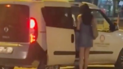 Çorum Valiliği'ne ait resmi plakalı araca, eskortlar binerken görüntülendi