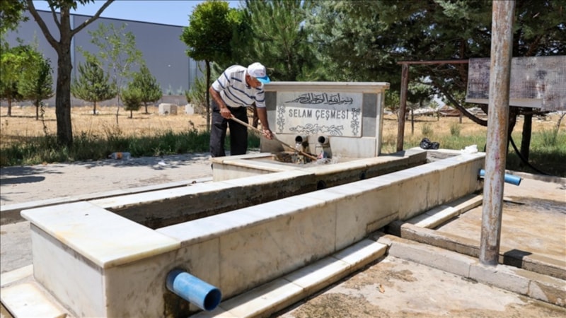 Konya'da emekli inşaat ustası, atıl çeşmeleri hayata döndürüyor