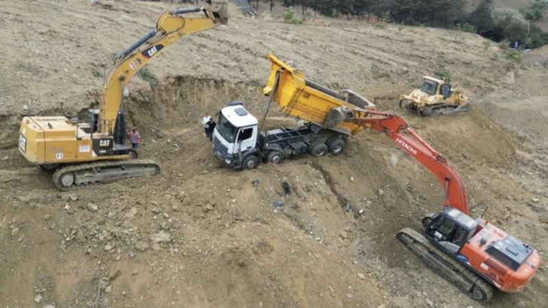 Gaziosmanpaşa'da heyelan: Hafriyat kamyonu devrildi