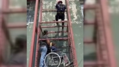 Adana'da asansörde mahsur kalan anne ile engelli oğlu kurtarıldı