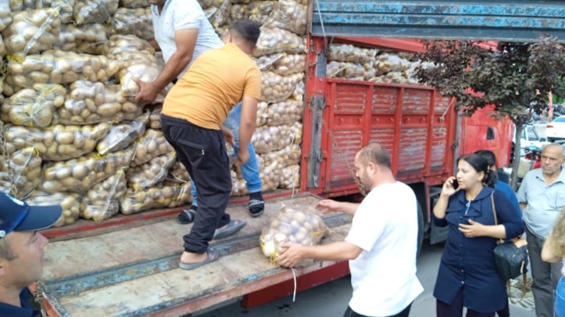 Afyonkarahisar'da yetiştirdiği 20 ton patatesi ücretsiz dağıttı