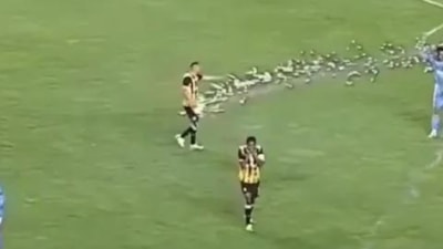 İsrailli taraftarlar Letonya'da ortalığı karıştırdı: Futbolcuya havai fişek attılar