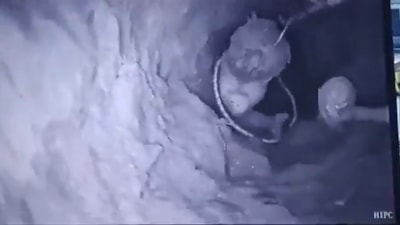 Suriye'de kuyuya düşen 4 yaşındaki çocuk tedavi için Şanlıurfa'ya getirildi