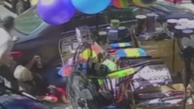 İstanbul'da vincin kaymasıyla yaşlı adam, iki torunuyla beraber otomobilin altında kaldı