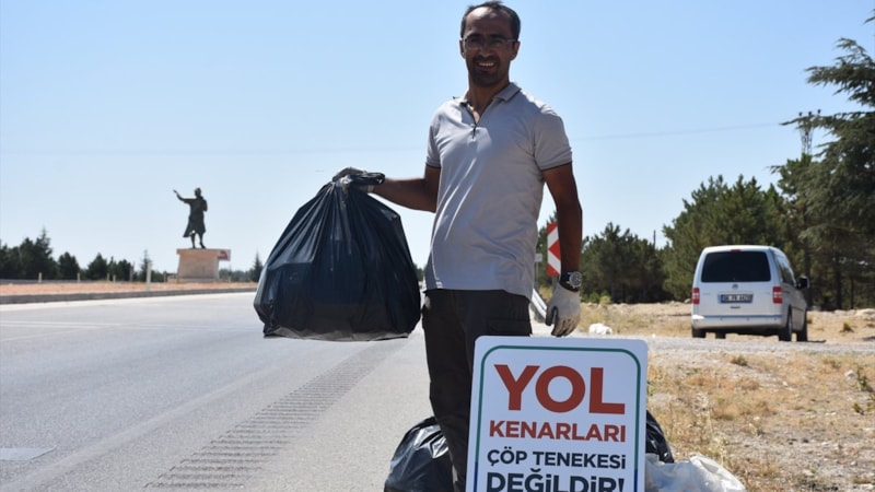 Karaman'da akademisyen, çöp toplayarak 'temiz çevre' farkındalığı yaratıyor