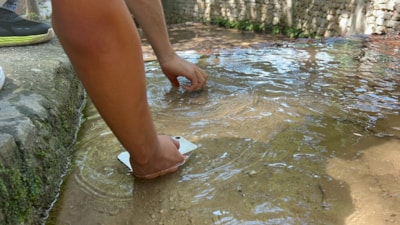 Hatay'da sıcaklık 45 dereceyi buldu: Telefonlarını suda soğuttular