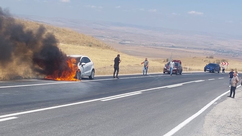 Yozgat'ta araç alev alev yandı