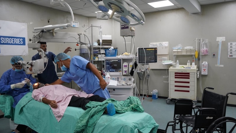 Gazze'de doktorlar hem açlıkla mücadele ediyor hem de hayat kurtarmaya çalışıyor