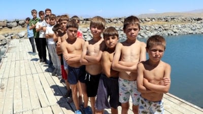 Van Gölü'nde saçları sarıya dönen çocuklara Galatasaray maçına davet