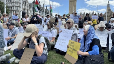 Filistin'e destek grubunun terör örgütü ilan edildiği İngiltere'de 400'den fazla kişi gözaltına alındı