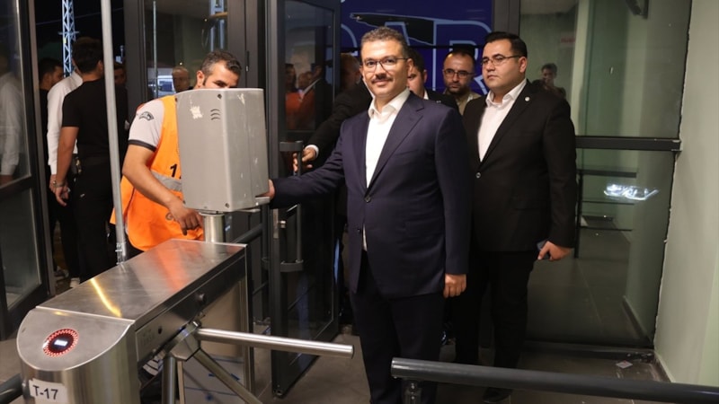 Iğdır Valisi Turan, protokol tribününe elektronik biletle giriş yaparak maçı takip etti