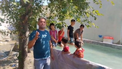 Adana'da çocuklar sıcak yüzünden denize giremeyince traktör römorkundan havuz yaptı