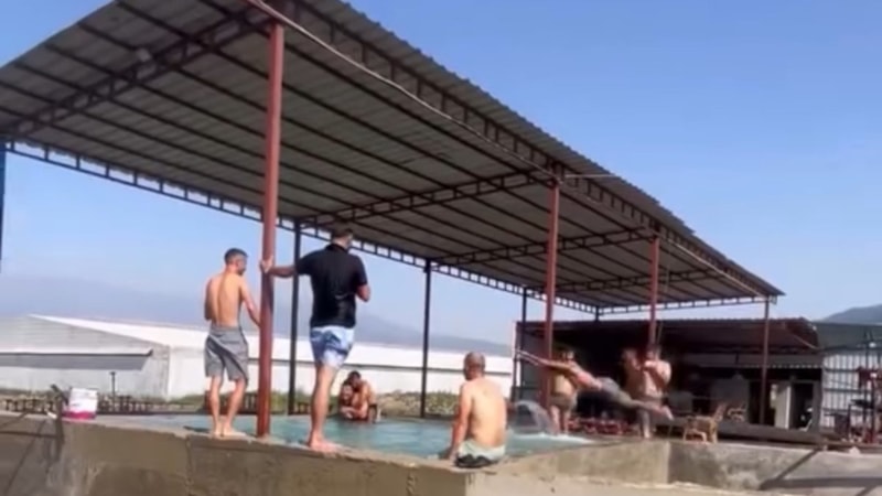 Hatay'da sıcaktan bunalan işçiler, maydanoz havuzunda yüzdü