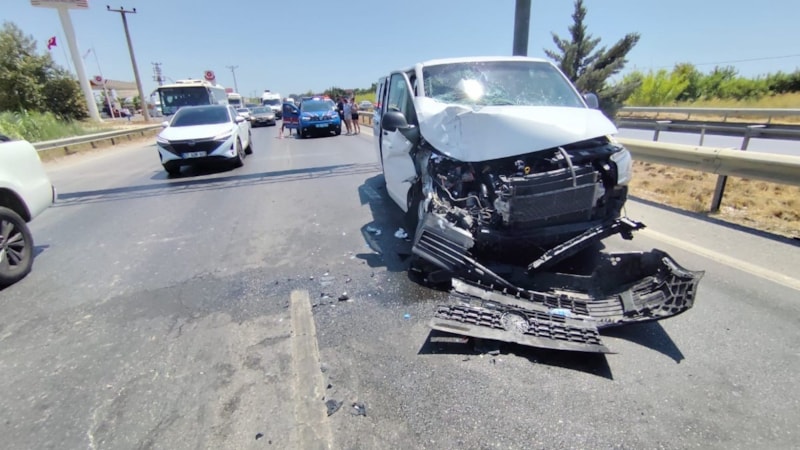 Antalya'da tur aracı, tur otobüsüne çarptı: 5'i Hollandalı 6 yaralı