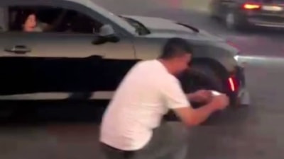 İzmir'de drift yaparken kayda aldığı otomobillerden biri kendisine çarptı