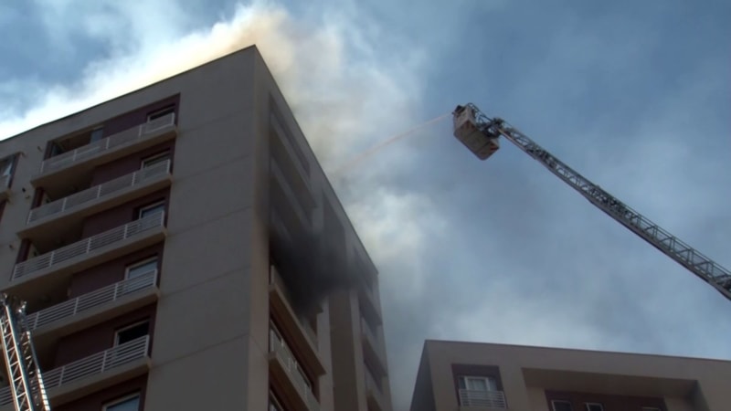 İstanbul'da 13 katlı apartmanda yangın çıktı: Uzun uğraşlar sonucu söndürüldü