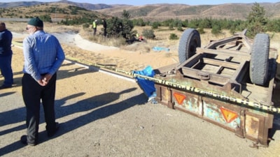 Sivas'ta buğday yüklü traktör devrildi: 2 kişi öldü