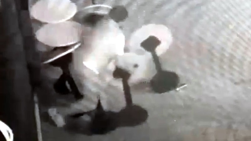 Edirne'de alkollü müşteri işletmedeki masaları dağıttı