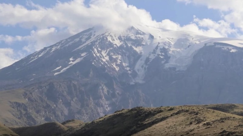 Ağrı Dağı'nın zirvesindeki takke buzulu eriyor