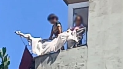 Samsun'da balkondan sarkan çocuklar yürekleri ağza getirdi