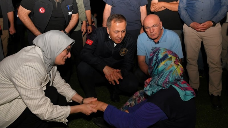 İçişleri Bakanı Yerlikaya deprem bölgesinde vatandaşlarla sohbet etti