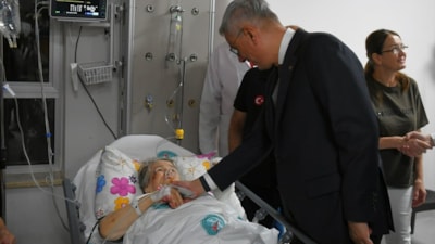 Sağlık Bakanı Memişoğlu depremde yaralanan vatandaşları ziyaret etti