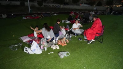 Balıkesir depremin ardından vatandaşlar geceyi dışarıda geçirdi