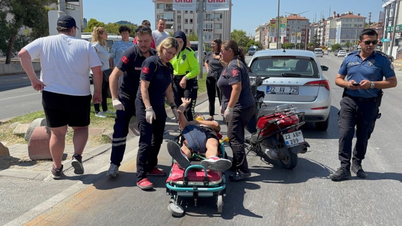 Edirne'de yayaya yol vermek için duran otomobile, motosiklet çarptı