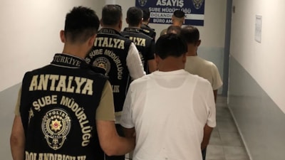 Antalya'da kendilerini devlet görevlisi olarak tanıttılar: 1 milyon 736 bin TL'lik vurgun