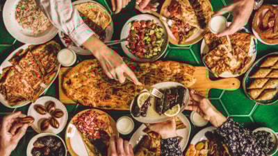 Kimi kahve veriyor kimi airag: Dünya kültürlerinde misafir ağırlama gelenekleri