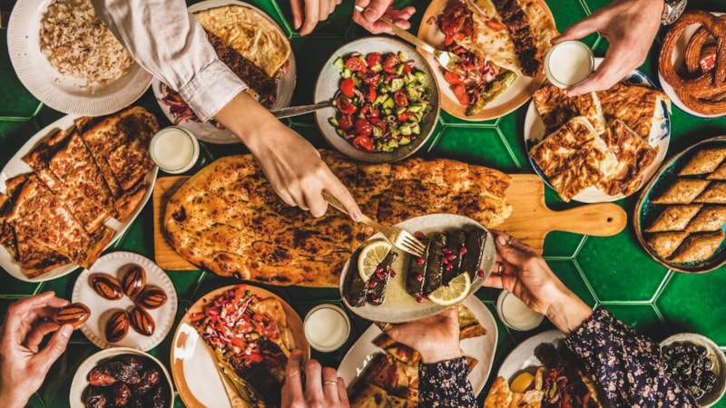 Kimi kahve veriyor kimi airag: Dünya kültürlerinde misafir ağırlama gelenekleri