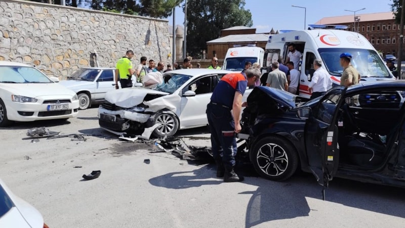 Bitlis'te iki otomobil çarpıştı: 5'i çocuk 10 yaralı