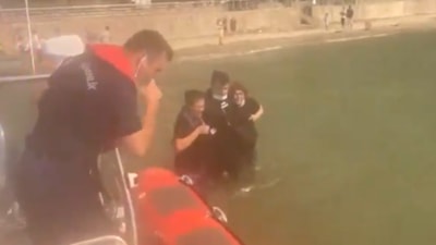 Ali Yerlikaya paylaştı: Çanakkale'deki yangında denizden tahliye anları