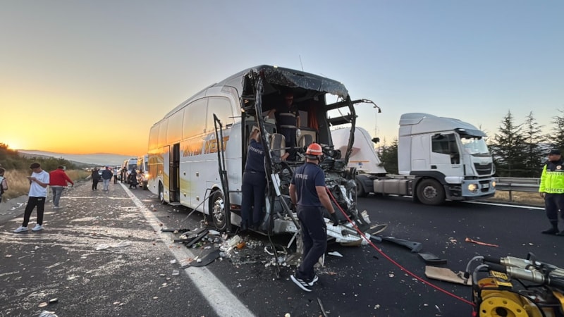 TEM’de feci kaza: Yolcu otobüsü ile soğan yüklü kamyon çarpıştı