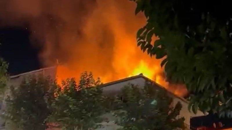 İstanbul'da 3 katlı binanın çatısında yangın paniği