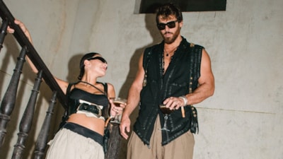 Can Yaman'ın aşk pozları! DJ sevgilisi Sara Bluma ile kamera karşısına geçti