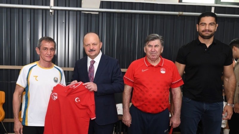 Taha Akgül'den sporculara ziyaret