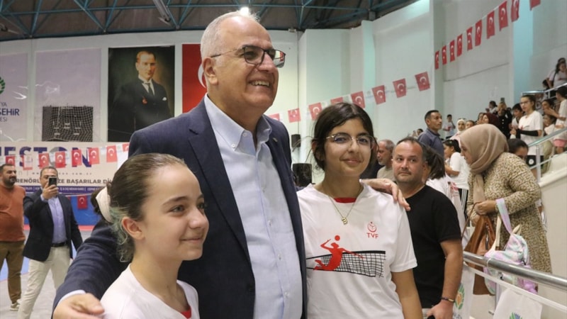 Mehmet Akif Üstündağ, Malatya'da çocukların voleybol antrenmanını izledi
