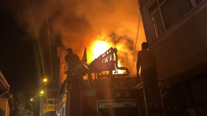 Balıkesir’de alevler arasında kalan 2 evde hasar oluştu