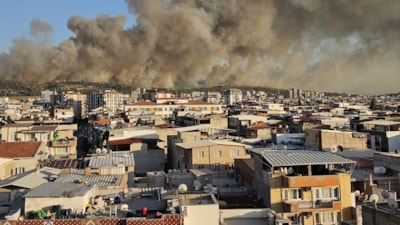 İzmir'deki Buca yangını tamamen kontrol altına alındı