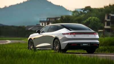 Geely'nin yeni hibrit sedan modeli Çin'de satışa çıktı