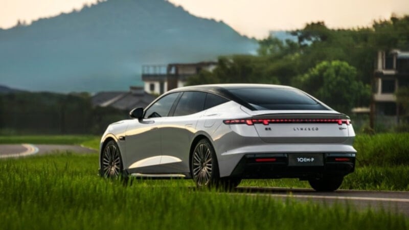 Geely'nin yeni hibrit sedan modeli Çin'de satışa çıktı