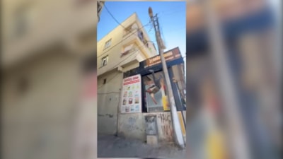 Şanlıurfa'da tamir için çıktığı elektrik direğinde akıma kapılarak yere çakıldı