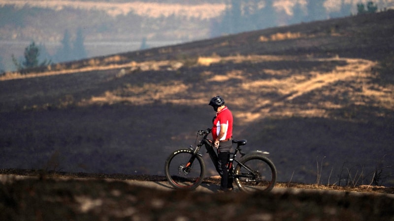 İspanya'da yangın ile mücadele: 1 gönüllü itfaiyeci hayatını kaybetti
