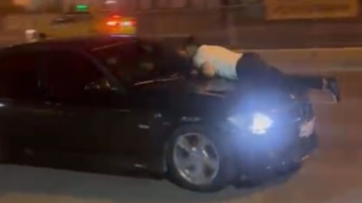 İstanbul'da kıskançlık krizine girdi, aracın kaputuna yatıp yumrukladı