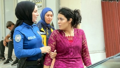 İstanbul'da çatıya çıkan kadının intihar edeceği sanıldı: Kaçak göçmen çıktı